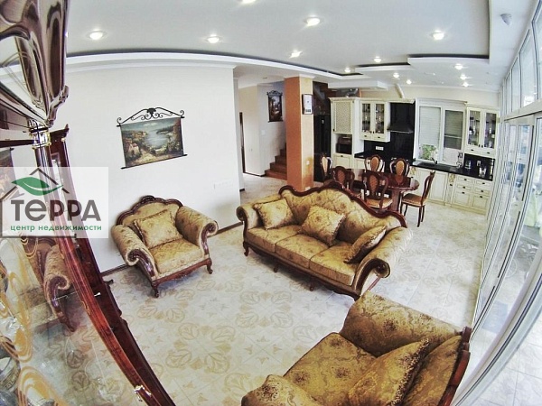 Дом, 220 кв.м., Евпатория, Революции ул., 7к1